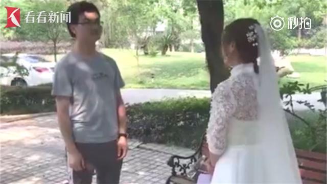 【太浪漫 四川一大学校园女生身着婚纱向校内男生大胆求婚】近日,在四川电影...