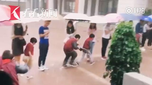 【为防学生被淋湿 多位老师暴雨中排队撑起“彩虹桥”】5月16日,山东济南...