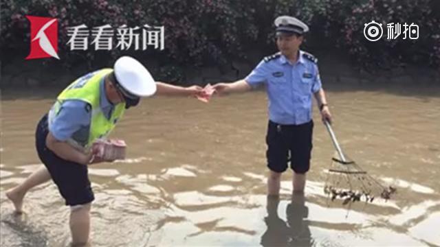 【农民工13万元薪水暴雨中漂走 民警彻夜未眠捡回12万多】5月15日晚...