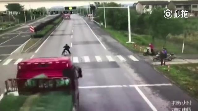 【货车为躲电动车冲入河中】唉，辛辛苦苦很多年，一躲回到解放前！  ​