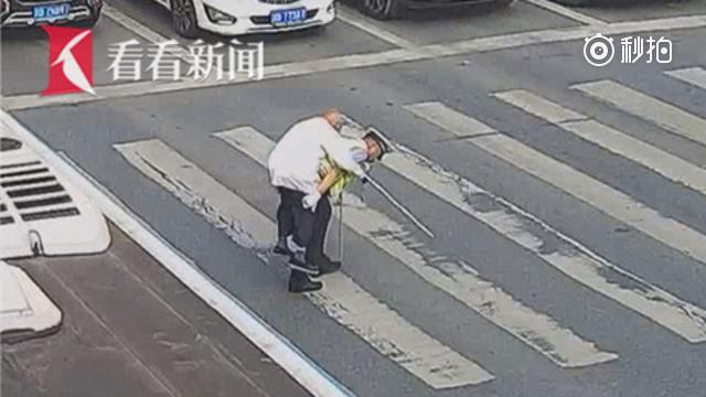 【拄拐老人行动不便交警上前背他过街 路口车辆“齐刷刷”让行】6月4日早高...