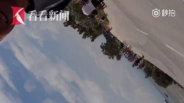 【男子近距离拍飞机起飞过程 不料被强大气流吹翻】英国游客Paul...