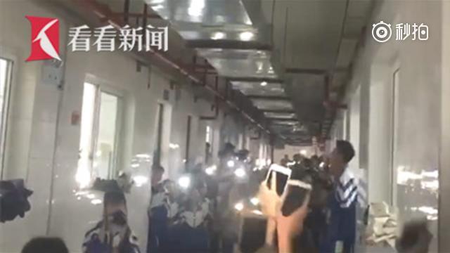 【高三学生手机打灯齐唱《再见》 送别中学时光为高考打气】再过两天就要迎来...
