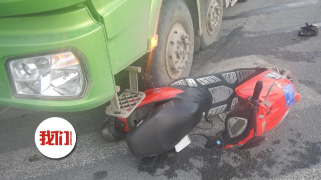 【死里逃生！货车撞翻电动车 男子就地打滚奇迹逃生】6月13日，杭州一辆欲...