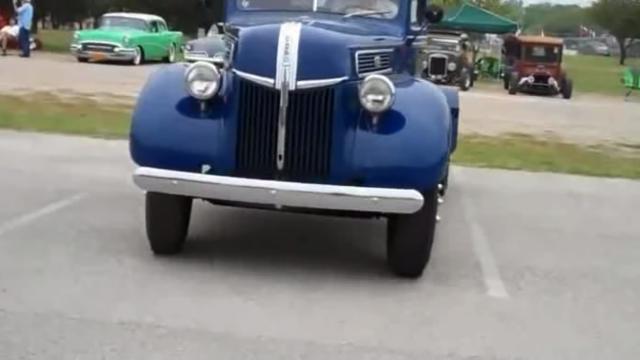 上个世纪40年代的福特卡车，据说有2吨重，看着很皮实的感觉 ​
