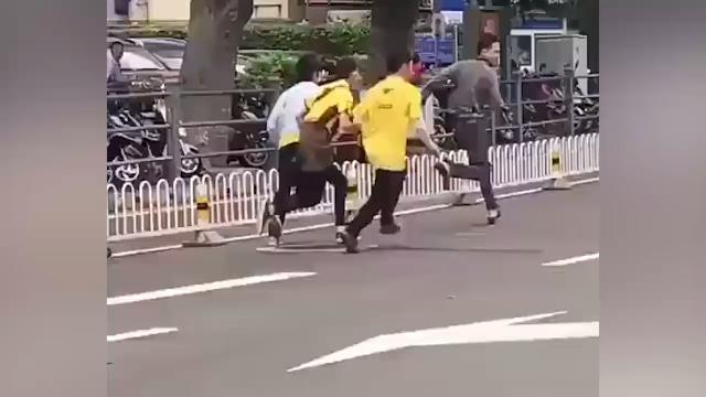 趣人趣车 一男子偷外卖员放在电动车后面的餐 结果被美团小伙伴看到，然后一...