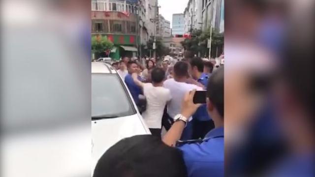 云南昭通多名城管围殴一男子:停职调查