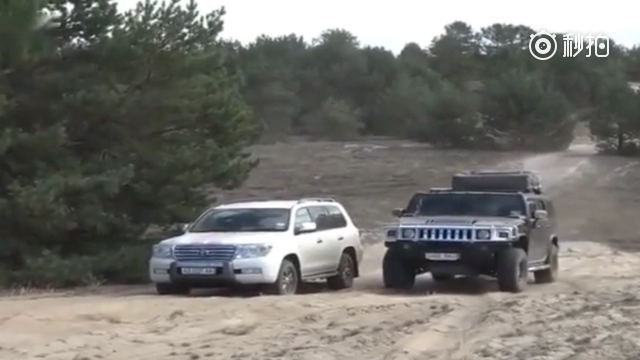 视频：差距还是大的，丰田陆巡对比悍马H2越野