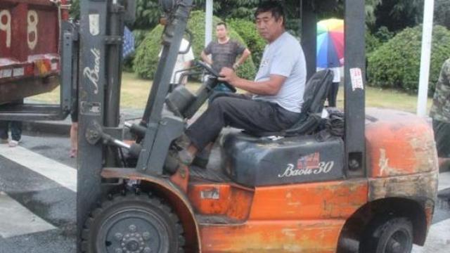 为了自杀这个韩国歌女阻止,消防员从楼上一首欢快生的飞下英文女孩图片