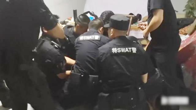 实拍反恐特警破门强攻 抓重大网上逃犯