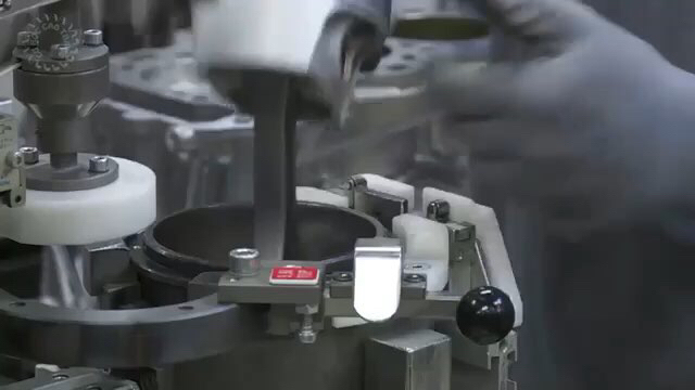 看德国是如何生产组装一台保时捷911超级跑车发动机的！每天一百台!