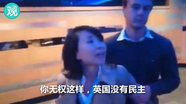视频:为抢新闻报道时效女记者百米冲刺冲出法院_新浪视频