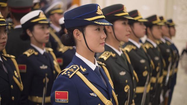 部队中的女兵是怎样解决生理问题？
