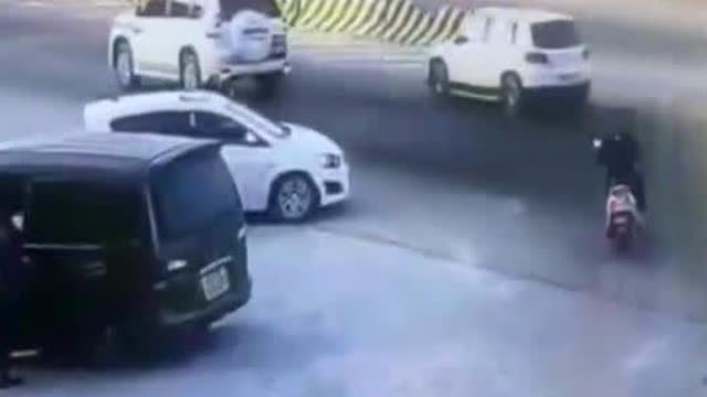 货车虽然已经刹车，结果司机来个神龙摆尾，电动车无辜身亡了！
