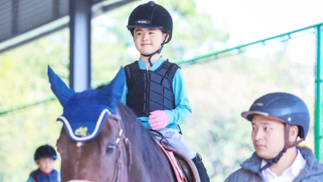 10岁脑瘫儿童学马术一年后变得自信更开朗