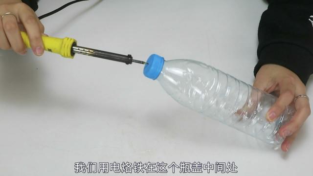 花露水和小苏打混一起，放在马桶水箱里，马桶就不脏臭了