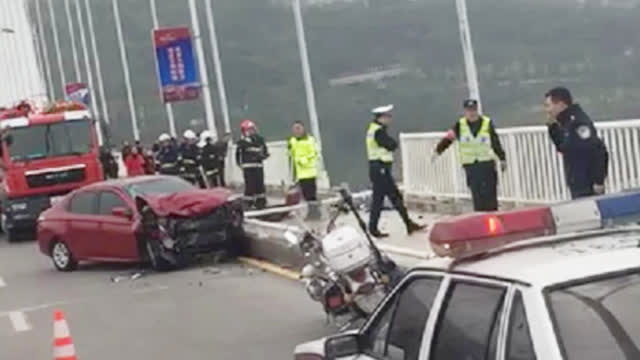 重庆公交车坠江 目前已打捞出两名遇难人员遗