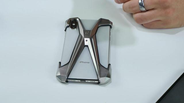 售价1万的iPhoneXS手机壳跌落测试 结果令人