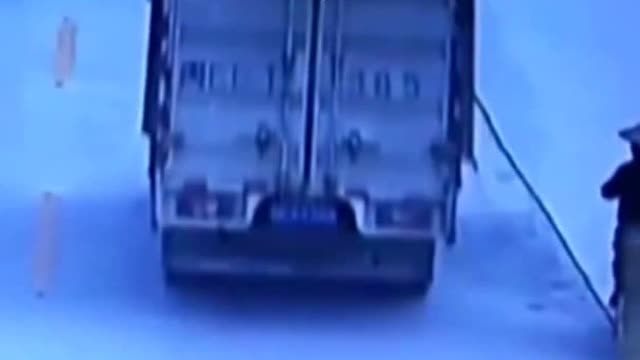 电动车突然变道， 对面货车避让不及而酿成事故！