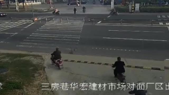 电动车司机怎么也没想到，轿车直接就撞了上来！