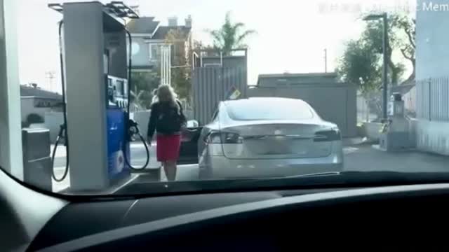 妹纸开着电动车去加油站加油，在后车司机的提醒下才恍然大悟