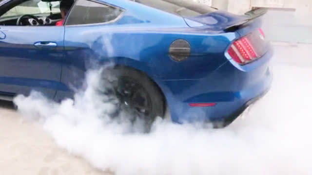 技痒难耐！车行员工改完车后偷开客户跑车 漂移烧胎发朋友圈炫耀