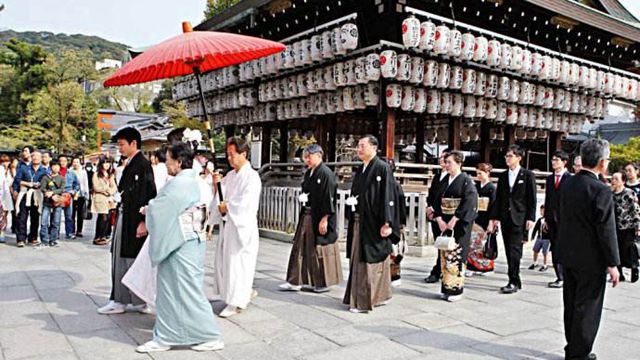 日本传统的婚礼 严肃像 葬礼 外国人 气氛好奇怪