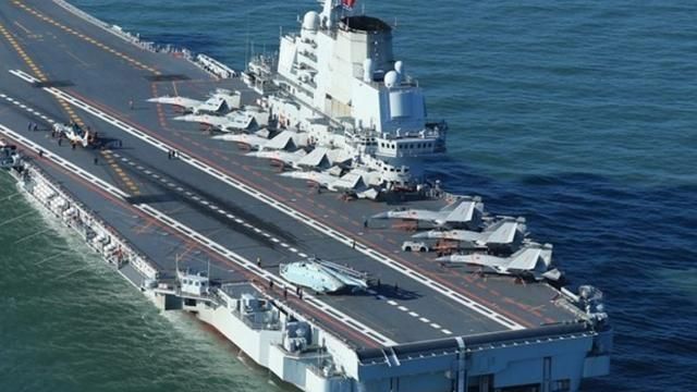 法国航母甲板一次载34架舰载机,辽宁号12架,那