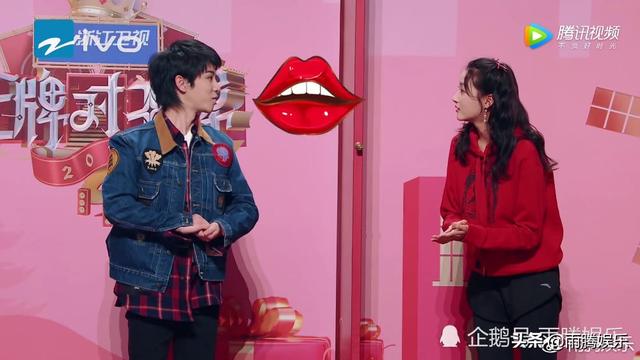 王牌对王牌,华晨宇飞吻关晓彤,看了这表情才知道不演的晓彤多美