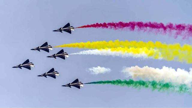 中国战机抵达伊斯兰堡参加巴基斯坦国庆阅兵,