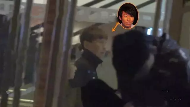 陈羽凡深夜带儿子元宝现身公寓门外 风波后父子俩首同框场面温馨