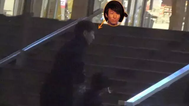 陈羽凡深夜带儿子元宝现身公寓门外 风波后父子俩首同框场面温馨