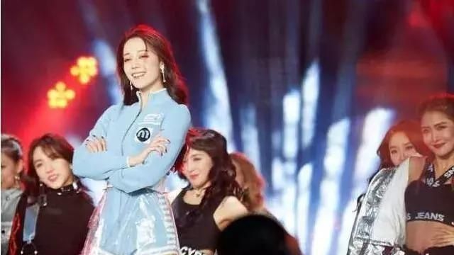 迪丽热巴秀硬朗男团舞,逆转曾经柔媚路数