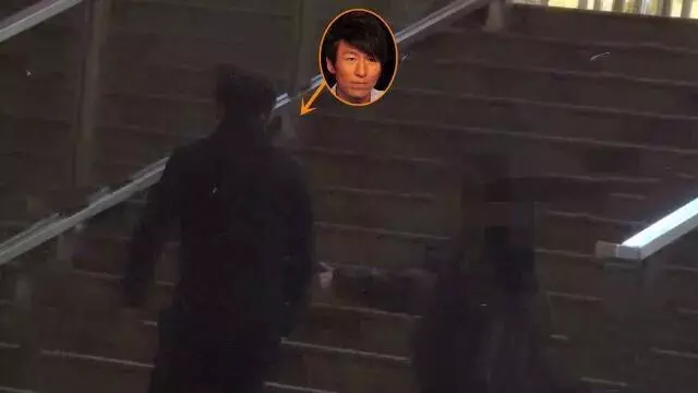 陈羽凡深夜带儿子元宝现身公寓门外 风波后父子俩首同框场面温馨