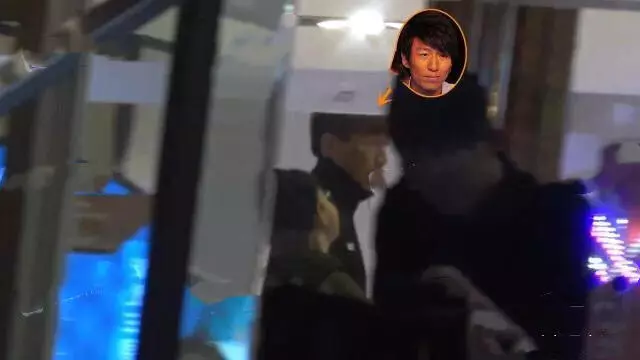 陈羽凡深夜带儿子元宝现身公寓门外 风波后父子俩首同框场面温馨