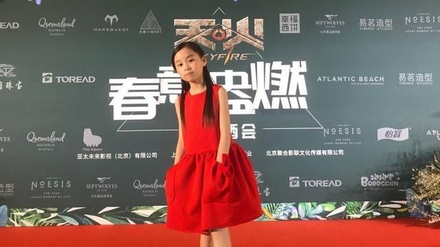 现场我们的主演们还送给导演一捧"辣条草莓"花束,看来大家对导演的爱