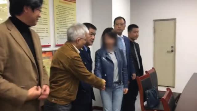 视频:女子66万买奔驰未开先漏油 涉事车辆已被