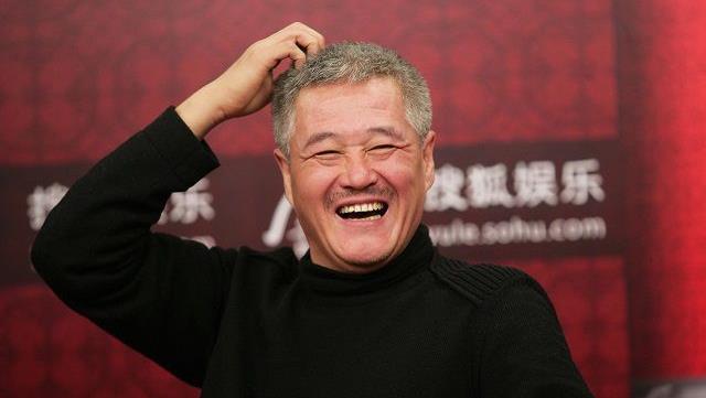 牛莉隐藏21年丈夫曝光，退伍经商身价不菲，网友：长相欣赏不了