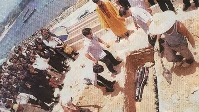 悲痛的记忆：1993年黄家驹葬礼照片