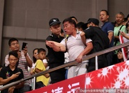 球迷不满输球情绪激动