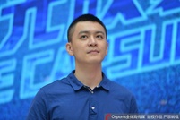 杨鸣出席活动球迷围观