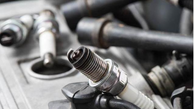 火花塞坏了 必须是4个一起换吗？能不能只换一个？