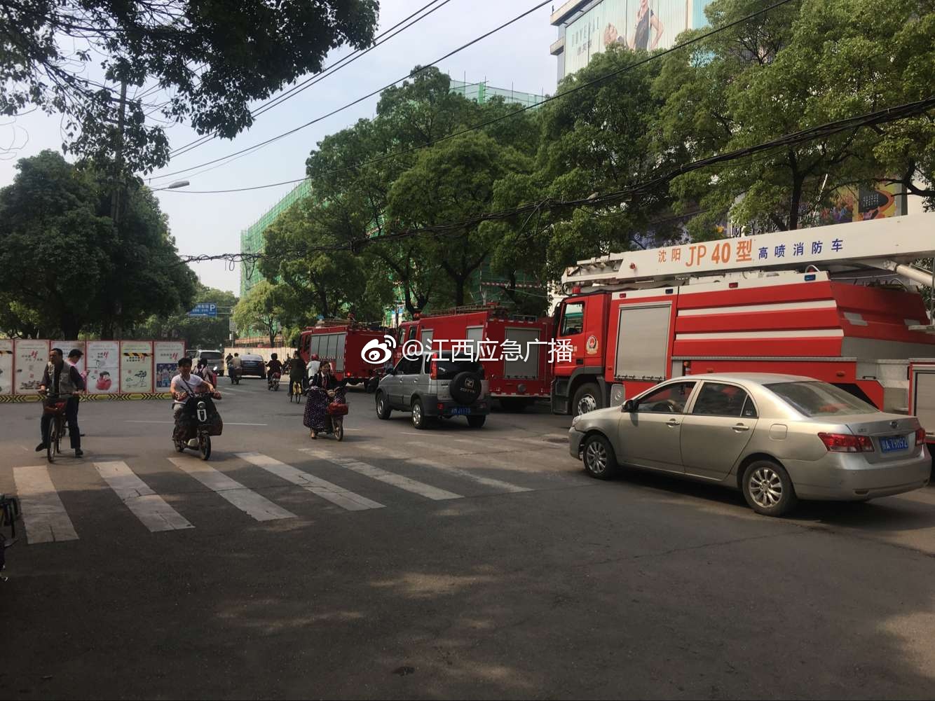 南昌八一广场附近建设大厦起火 消防官兵进入