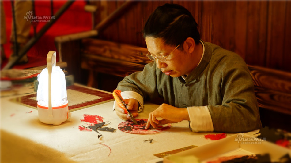 叶老介绍说：“因为多层剪纸是多层纸张叠加而成的，其中一张坏了，整个作品也要推倒重来，所以成品率大概只有8%”。因此在叶老的桌上有许多后遗弃的剪纸。