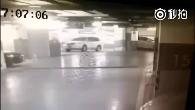 疑刹车当油门操作 北京某地库撞穿墙