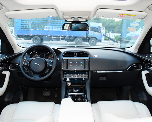 捷豹 2.0T 大中控全景