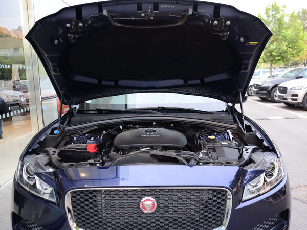 捷豹 2.0T 发动机舱