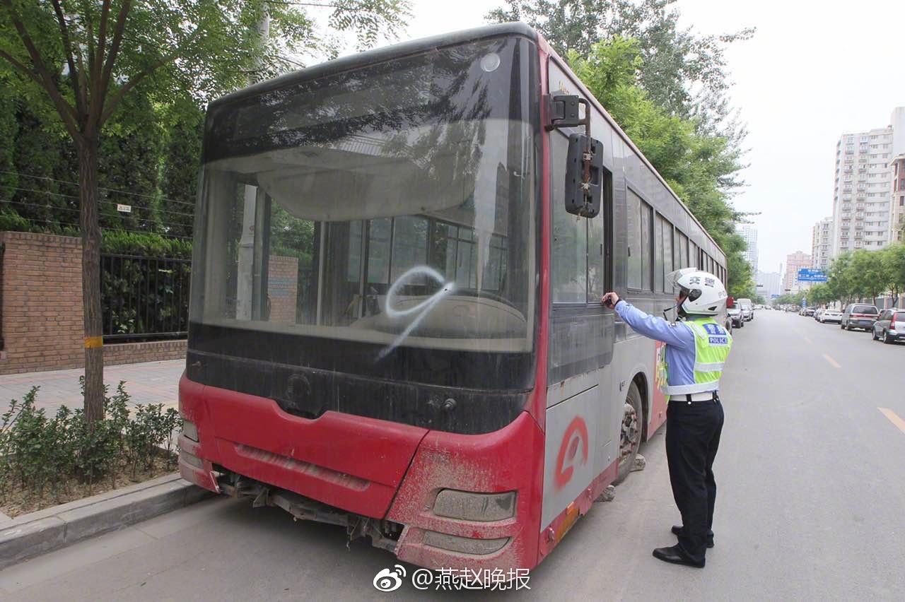 石家庄出现僵尸公交车 停放路边两个月无人问
