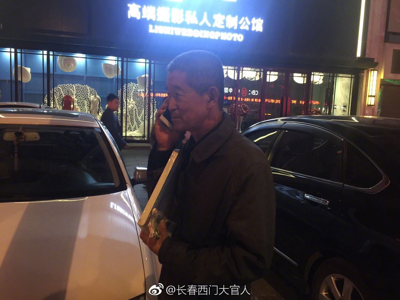 长春一老人在免费停车位收费 5元一小时引不满