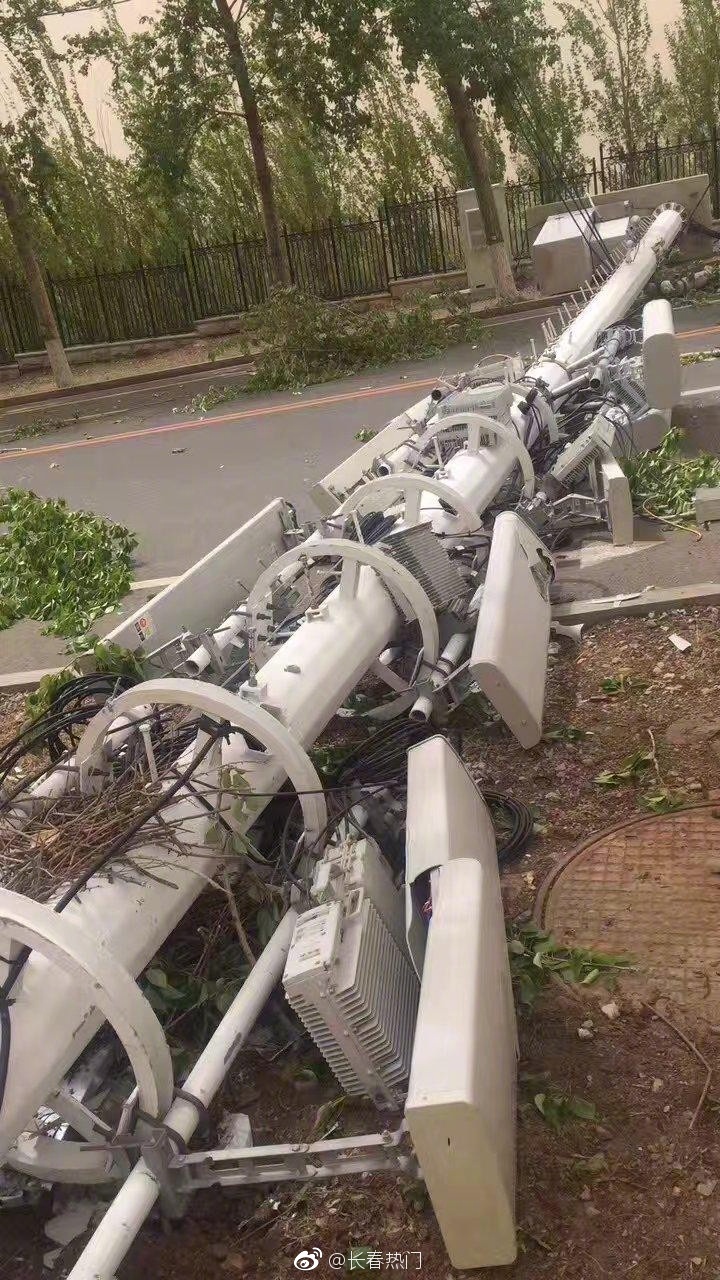 长春净月一信号塔被大风刮倒 未造成人员伤亡